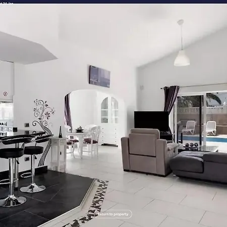 Malpas Luxury 3 Bedroom, 3 Bathroom *