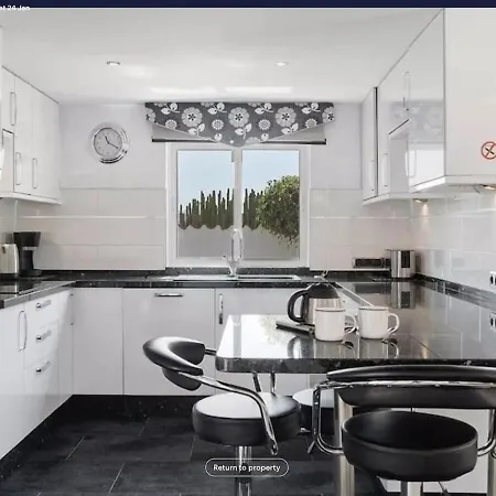 Malpas Luxury 3 Bedroom, 3 Bathroom