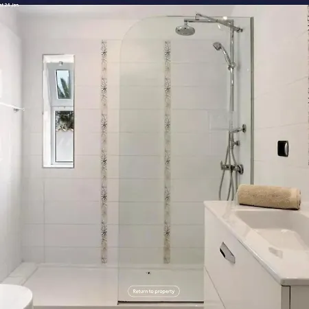 Malpas Luxury 3 Bedroom, 3 Bathroom *