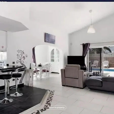 Malpas Luxury 3 Bedroom, 3 Bathroom Villa